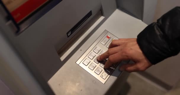 Крупный План Человека Печатающего Секретный Код Клавиатуре Банкомата Банковские Услуги — стоковое видео