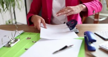 Sekreter müdürünün elleri büroda delikler açıyor. Şirketteki belge akışının düzenlenmesi