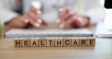 Uzaktan kumandalı medikal doktor sağlık hizmetlerine mesaj atıyor. Teletıp çevrimiçi hasta danışmanlığı