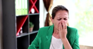 Güzel, sıkıcı, çekici bir kadının portresi ofis masasında. İş kadını yönetici patron umutsuz ve motivasyonsuz hissediyor