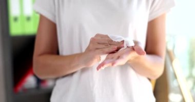 Kadın, kağıt peçeteyle ellerini yakın çekimde yıkıyor. Dezenfektan temizleme konsepti