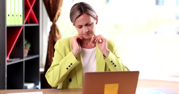 女人用痛苦的表情摸着疼痛的脖子 女商人在电脑上工作后脖子痛 — 图库视频影像