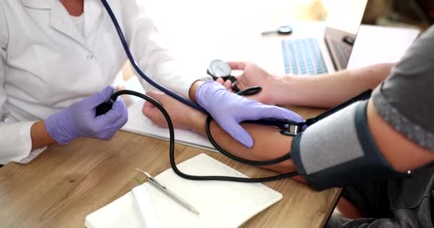 Therapeut Verwendet Blutdruckmessgerät Körperdruck Und Puls Der Patienten Überprüfen Blutdruckkontrolle — Stockvideo