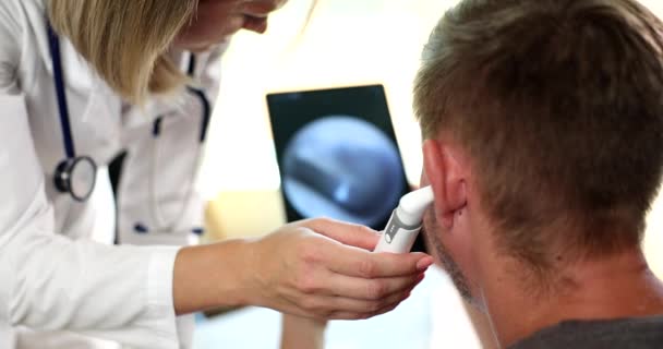 Otorhinolaryngologist Memeriksa Telinga Pasien Dengan Otoskop Digital Tes Pendengaran Dan — Stok Video