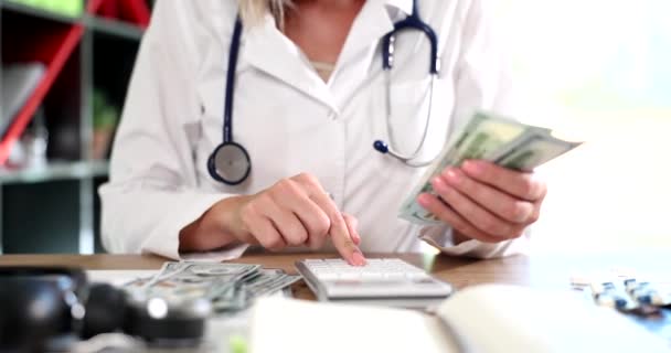Lekarz Uważa Medyczne Łapówki Przestępstwa Dolary Oblicza Koszty Badania Szpitalu — Wideo stockowe
