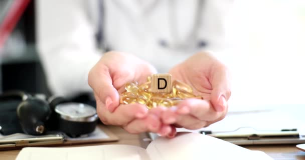 Γιατρός Διατροφολόγος Κρατώντας Δισκίο Βιταμίνης Closeup Θεραπεία Βιολογικά Συμπληρώματα Διατροφής — Αρχείο Βίντεο
