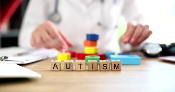 Dětství Nemoc Koncept Barevné Kostky Text Autismus Léčba Autismu Dětí — Stock video