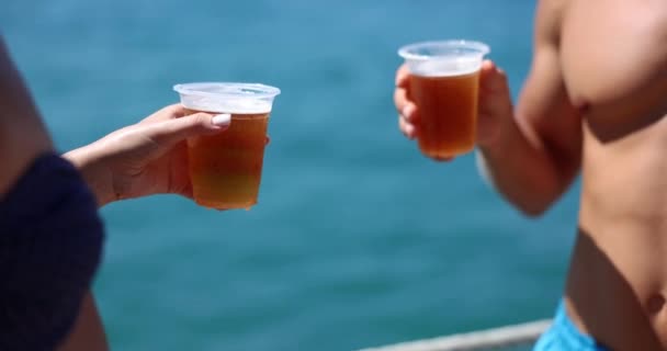 朋友们在海滩上喝啤酒 快乐快乐的夏季海滩派对 — 图库视频影像