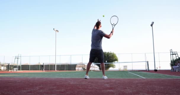 Tennis Giocatore Che Serve Palla All Avversario Gioco Tennis — Video Stock
