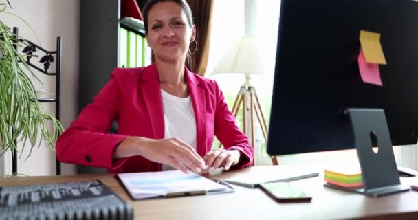 Όμορφη Επιχειρηματίας Είναι Έτοιμη Για Χειραψία Στο Χώρο Εργασίας Γραφείου — Αρχείο Βίντεο