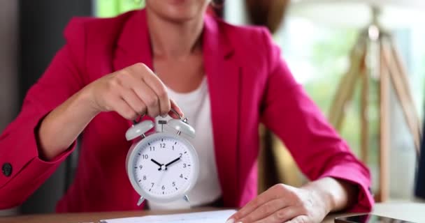 女商人手里拿着显示十点钟方向的闹钟 时间规划 时间管理议程和工作时间表 — 图库视频影像
