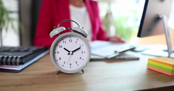10時の目覚まし時計ビジネス女性のマーケティング担当者のアナリストは オフィスの文書で動作します リモートワーク時間制御 — ストック動画