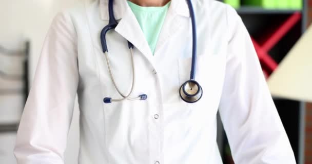 Доктор Стоїть Обіймами Схрещеними Над Грудьми Медичному Кабінеті Медична Допомога — стокове відео