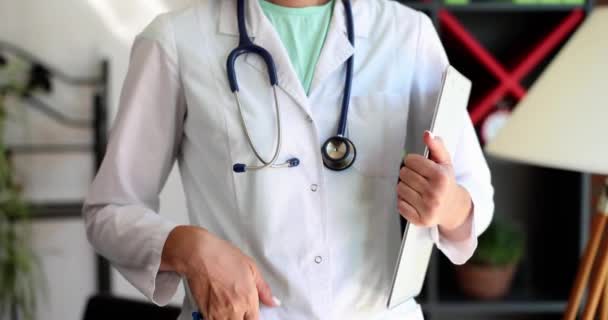 Hand Kvinnlig Läkare Med Urklipp Kliniken Terapeut Kardiolog Med Stetoskop — Stockvideo