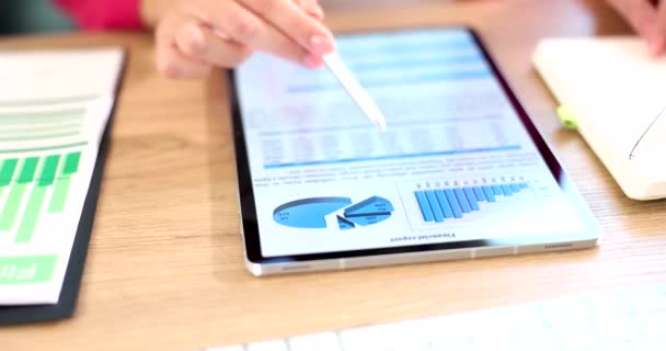 Geschäftsmann Analysiert Finanzstatistiken Die Auf Dem Tablet Bildschirm Angezeigt Werden — Stockvideo