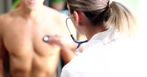 医生的手把听诊器放在运动员的胸前 医院病房病人肺 心健康状况的检查 — 图库视频影像