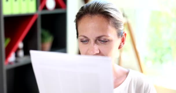 Γυναίκα Εξετάζει Προσεκτικά Τραπεζικά Έγγραφα Χρέους Closeup Κακή Όραση Λαμβάνοντας — Αρχείο Βίντεο