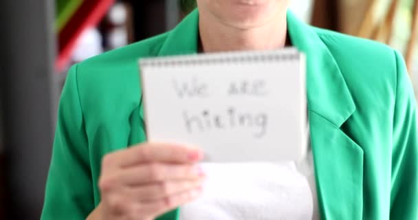 Kobieta Trzyma Papier Rękach Napisem Który Zatrudniamy Wyszukiwanie Pracy Pomyślne — Wideo stockowe