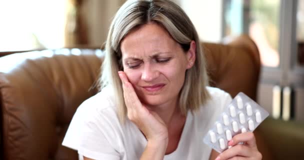 重度の歯痛を患っている鎮痛剤を服用している不健康な女性 激しい顎の痛みを持つ不幸な女性 — ストック動画