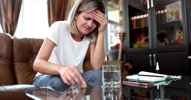 錠剤を飲んで頭痛の種の水と女性のガラス 頭痛や片頭痛のための鎮痛剤 — ストック動画
