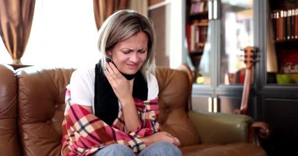 Olycklig Sjuk Kvinna Med Ont Halsen Hemma Kalla Hälsoproblem Halsont — Stockvideo