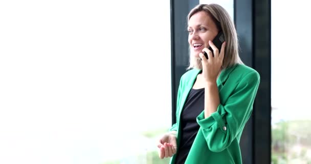 Piękna Uśmiechnięta Odnosząca Sukcesy Bizneswoman Komunikuje Się Partnerem Telefonicznie Biurze — Wideo stockowe