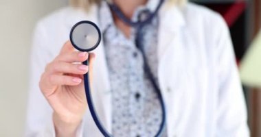 Parmağını kaldıran doktor stetoskop tutuyor. Tıbbi profesyonel yeterlilik sigortası ve tedavi kavramına güven