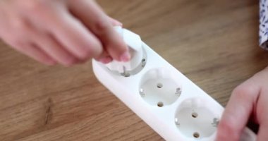 Elin elektriksel uzatma kablosuna bağlanması. Ağ filtreleri ve uzantı kabloları