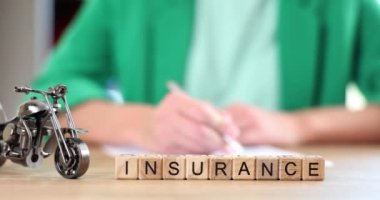 Ajan ya da müvekkil, araba ya da motosiklet sigortası belgeleri yazmak için kalemle yazar. Araba sigortası kavramı ve belge imzalama