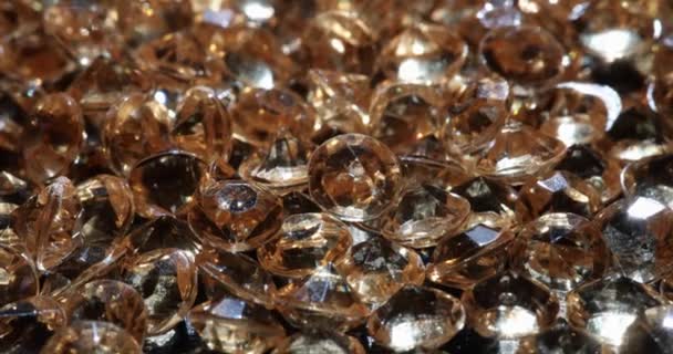 黄色の光沢のあるダイヤモンドと宝石の採掘と加工 ダイヤモンドのクラリティと色 — ストック動画