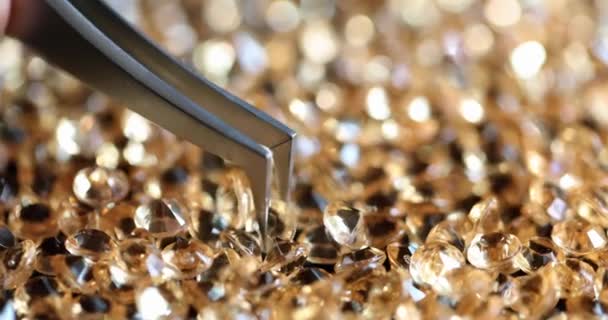 Diamante Sujeta Con Alicates Mesa Colocada Gran Cantidad Diamantes Extracción — Vídeo de stock