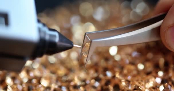 Ragyogó Gyémánt Csipeszek Gyémánt Teszter Birtokában Gemstone Berendezések Ellenőrzésére Gyémánt — Stock videók