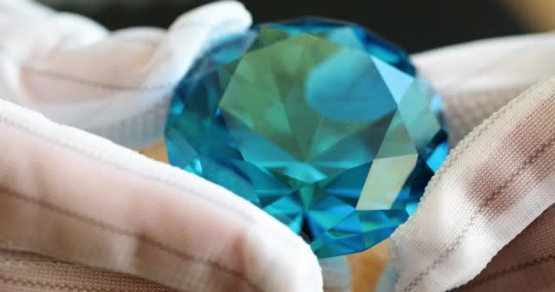 Όμορφο Μπλε Διαμάντι Στα Χέρια Του Κοσμηματοπώλη Γάντια Χειροποίητη Κατασκευή — Αρχείο Βίντεο