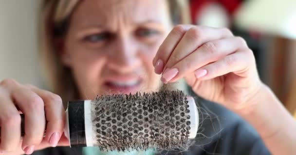 Kadın Saç Dökülmesi Hormonal Dengesizlik Konusunda Endişeli Tarak Elindeyken Saçlar — Stok video