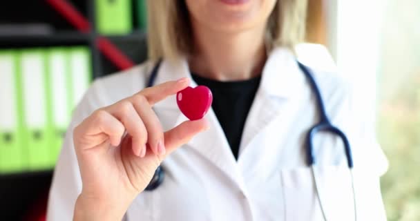 Врач Кардиолог Держит Руках Красное Сердце Медицинская Помощь Кардиологическое Обслуживание — стоковое видео