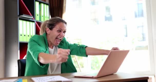 Захоплена Жінка Користувач Ноутбуком Отримує Дивовижну Пропозицію Продажу Офісі Бізнес — стокове відео