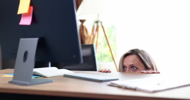 机の下からラップトップコンピュータを見ている女性は 悪いオンラインニュースを読んでショックを受けた 衝撃的な女の子は コンピュータ画面を見て — ストック動画