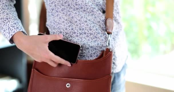 Ženská Ruka Dává Moderní Smartphone Hnědé Kožené Tašky Kapsa Telefonu — Stock video