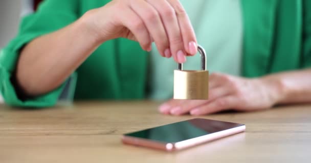Mobilní Bezpečnostní Zámek Smartphone Data Krádež Koncept Osoba Umístí Zámek — Stock video