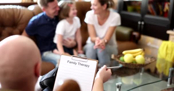 Familie Psycholoog Man Helpt Familie Probeert Potentiële Psychologische Problemen Elimineren — Stockvideo