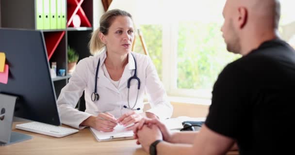 Kobieta Lekarz Rozmawia Pacjentem Podczas Wizyty Lekarza Ubezpieczenie Konsultacji Lekarskich — Wideo stockowe