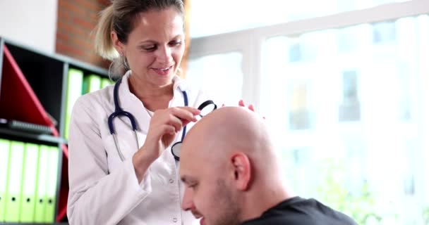 Trichologist Εξετάζει Μαλλιά Του Ανθρώπου Που Πάσχουν Από Αλωπεκία Τριχόπτωση — Αρχείο Βίντεο