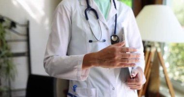 Doktor, klinikte el sıkışmak için elini uzatıyor. Yakın çekim 4K film ağır çekim. Tıp konseptinde ortaklık