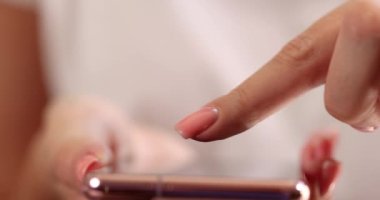 Kadın dokunmatik cep telefonu ekranına dokunuyor. Yakın çekim 4K film ağır çekim. Sosyal ağlar konseptinde iletişim
