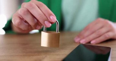 Kadın eli cep telefonunun ekranına asma kilit takıyor. 4K film yavaş çekim. Cep telefonu konsepti için güvenli uygulama