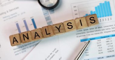 Tahta küplerin kelime analizi dosyalar arasında 4K yavaş çekim yakın çekim. İş istatistikleri kavramı