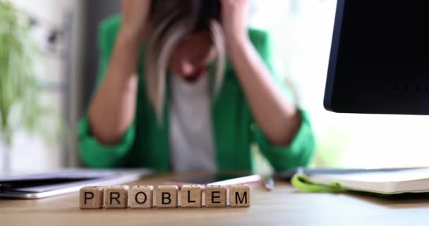 Üzletasszony Asztalnál Tartsa Fejét Háttérben Szó Probléma Közelkép Film Lassított — Stock videók