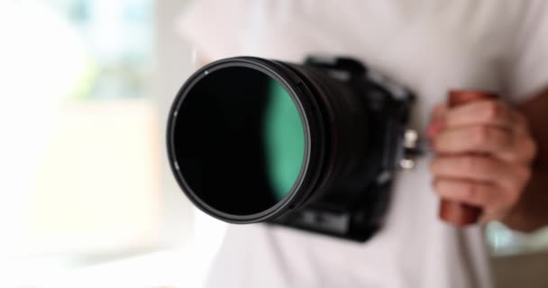 Φωτογράφος Κρατώντας Επαγγελματική Κάμερα Στα Χέρια Του Closeup Ταινία Αργή — Αρχείο Βίντεο