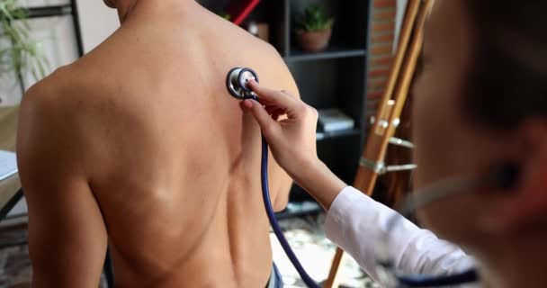 Doktor Pulmonolog Hastanın Akciğerlerini Dinliyor Yakın Çekim Film Ağır Çekim — Stok video