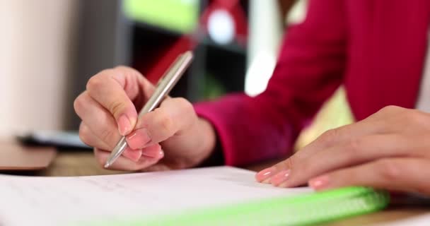 Mujer Escribiendo Con Bolígrafo Papel Primer Plano Cuaderno Película Cámara — Vídeos de Stock